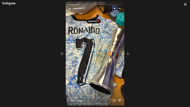 Bintang Georgia Khvicha Kvaratskhelia memamerkan jersey Cristiano Ronaldo.