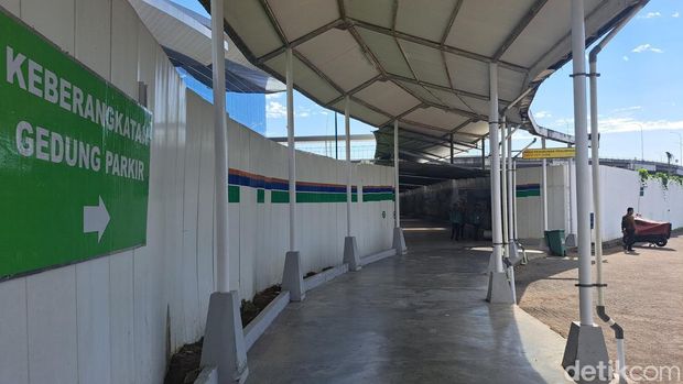 Koridor menuju gedung parkiran kendaraan beroda empat di Bandara Sultan Hasanuddin.