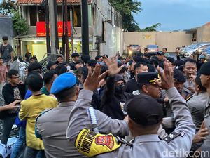 Demo Tolak Tapera di Bogor Diwarnai Aksi Saling Dorong Mahasiswa dan Polisi Demo Tolak Tapera di Bogor Diwarnai Aksi Saling Dorong Mahasiswa dan Polisi