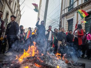 Mencekam! Warga Bolivia Bentrok dengan Tentara Melawan Kudeta Mencekam! Warga Bolivia Bentrok dengan Tentara Melawan Kudeta