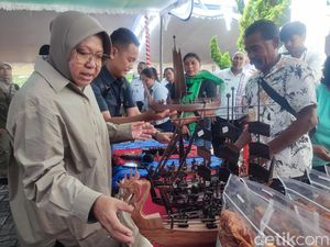 Senangnya Perajin Kayu di Maluku Dagangannya Dibeli Risma-Dapat Bantuan Senangnya Perajin Kayu di Maluku Dagangannya Dibeli Risma-Dapat Bantuan