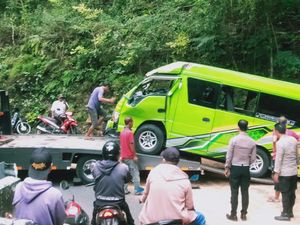 Belasan Orang Luka dalam Kecelakaan Mikrobus Terguling di Dlingo Bantul