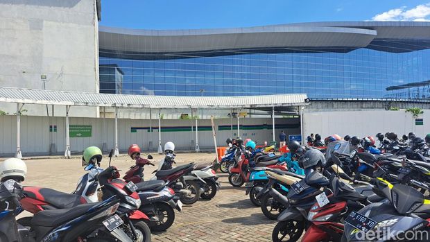 Parkiran motor Bandara Sultan Hasanuddin.