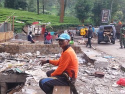 Pedagang Puncak Ngeluh Tak Punya Rumah Usai Lapak Dibongkar: Tidur di Terpal