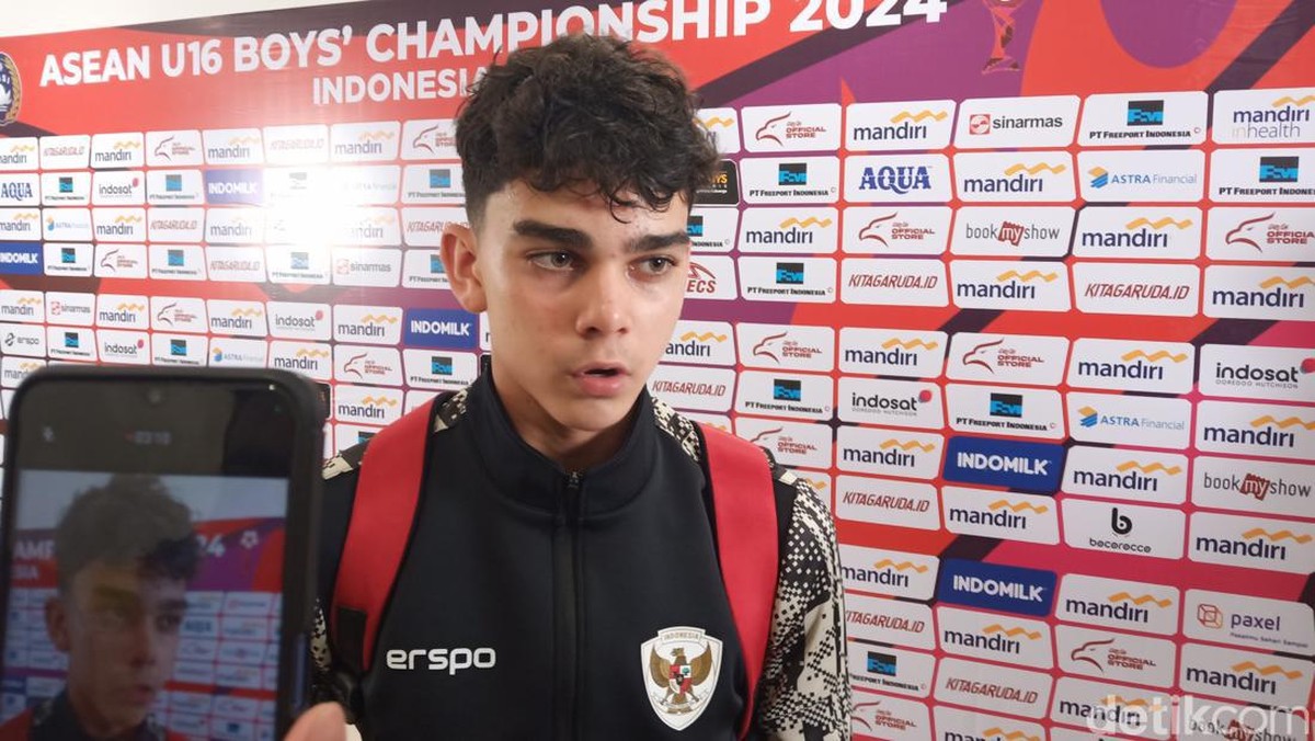 Matthew Baker mengunggah bendera Merah-Putih usai dipanggil Timnas Australia U-17. (Foto: Agil Trisetiawan Putra/detikJateng)