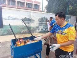 Asap Pekat Muncul Usai OKT dan Rokok Ilegal Dimusnahkan di Cirebon