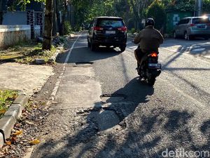 Hati-hati Banyak Lubang di Jalan Sultan Tirtayasa Kota Bandung Hati-hati Banyak Lubang di Jalan Sultan Tirtayasa Kota Bandung
