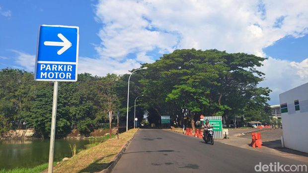 Penanda area parkir motor Bandara Sultan Hasanuddin.