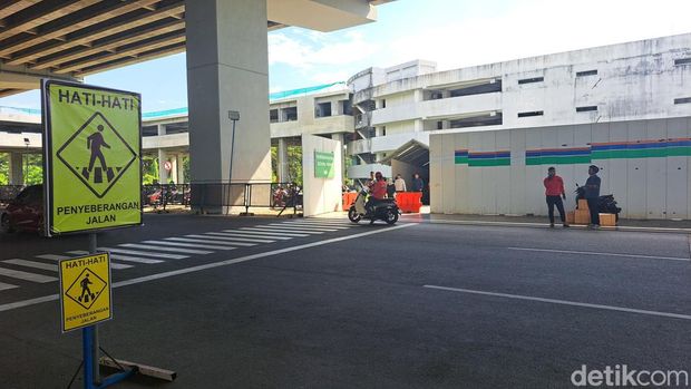Penyeberangan menuju parkiran kendaraan beroda empat di Bandara Sultan Hasanuddin