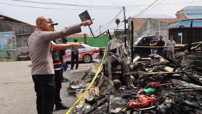 Pihak kepolisian di saat meninjau lokasi kebakaran. (Foto: Dok. Polres Tanah Karo) Pihak kepolisian di saat meninjau lokasi kebakaran. (Foto: Dok. Polres Tanah Karo)