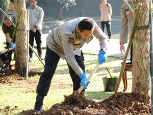 Kurangi Polusi Udara, Polda Metro Tanam 10 Ribu Pohon di Jakarta Raya