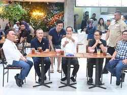 Jokowi Kunjungi Mal di Palangkaraya, Sapa Warga hingga Selfie Bareng