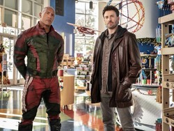 Upaya Dwayne Johnson dan Chris Evans Selamatkan Natal di Red One