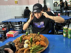 Pecahkan Rekor, TikToker Ini Lahap Habis Nasi Kandar Rp 1 Juta