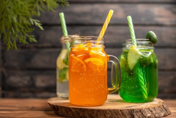 Resep minuman dingin untuk cuaca panas yang bisa dibuat di rumah/Foto: Freepik/@KamranAydinov Resep minuman dingin untuk cuaca panas yang bisa dibuat di rumah