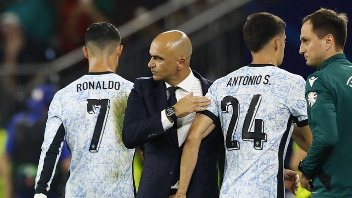 Soccer Football - Euro 2024 - Group F - Georgia v Portugal - Arena AufSchalke, Gelsenkirchen, Germany - June 26, 2024  Portugals Cristiano Ronaldo with coach Roberto Martinez after being substituted REUTERS/Leon Kuegeler