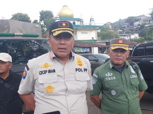 Bersih-bersih Sisa Bongkaran PKL di Jalur Puncak Ditarget Selesai Besok