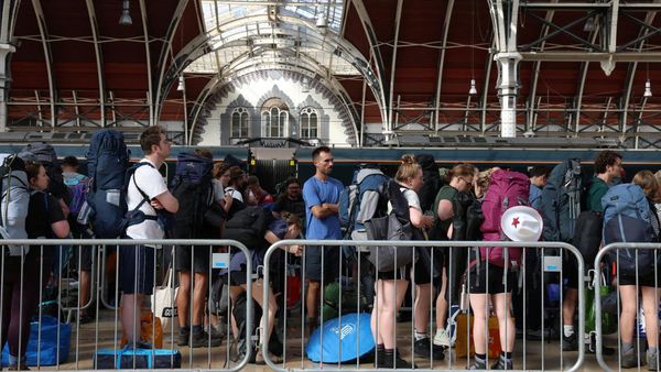 Stasiun Paddington Penuh Sesak Penggemar Glastonbury