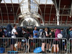 Stasiun Paddington Penuh Sesak Penggemar Glastonbury Stasiun Paddington Penuh Sesak Penggemar Glastonbury