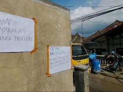Lama Tak Diperbaiki, Warga Swadaya Perbaiki Jalan Rusak di Lembang