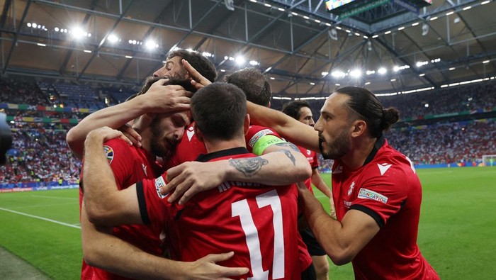 Soccer Football - Euro 2024 - Group F - Georgia v Portugal - Arena AufSchalke, Gelsenkirchen, Germany - June 26, 2024  Georgias Khvicha Kvaratskhelia celebrates scoring their first goal with teammates REUTERS/Bernadett Szabo     TPX IMAGES OF THE DAY
