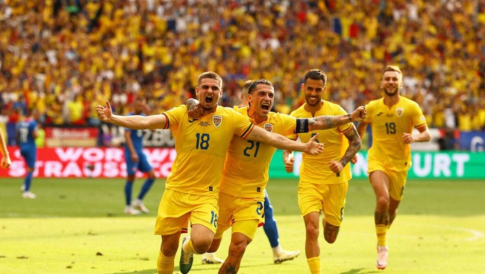 Soccer Football - Euro 2024 - Group E - Slovakia v Romania - Frankfurt Arena, Frankfurt, Germany - June 26, 2024 Romanias Razvan Marin celebrates scoring their first goal with Nicolae Stanciu REUTERS/Kai Pfaffenbach     TPX IMAGES OF THE DAY