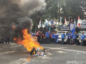 Tolak Tapera, Massa Buruh Bakar Ban di Depan Kemenkeu