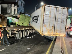 Sopir Mengantuk, Truk Seruduk Xpander hingga Rumah Makan di Bekasi