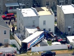Hilang Kendali, Truk Trailer Tabrak Rumah di New Jersey