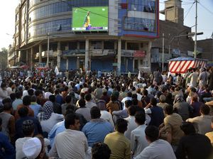 Tumpah Ruah Warga Afghanistan Nobar Piala Dunia Kriket