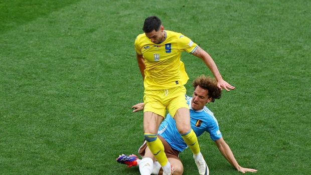 Soccer Football - Euro 2024 - Group E - Ukraine v Belgium - Stuttgart Arena, Stuttgart, Germany - June 26, 2024 Ukraine's Roman Yaremchuk in action with Belgium's Wout Faes REUTERS/Leonhard Simon