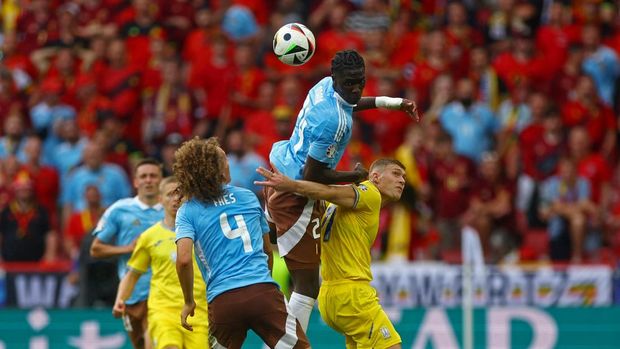 Soccer Football - Euro 2024 - Group E - Ukraine v Belgium - Stuttgart Arena, Stuttgart, Germany - June 26, 2024 Belgium's Amadou Onana in action with Ukraine's Artem Dovbyk REUTERS/Lee Smith
