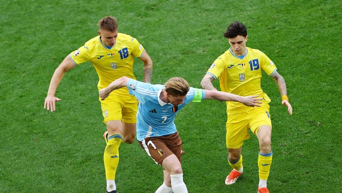 Soccer Football - Euro 2024 - Group E - Ukraine v Belgium - Stuttgart Arena, Stuttgart, Germany - June 26, 2024 Belgiums Kevin De Bruyne in action with Ukraines Volodymyr Brazhko and Mykola Shaparenko REUTERS/Leonhard Simon