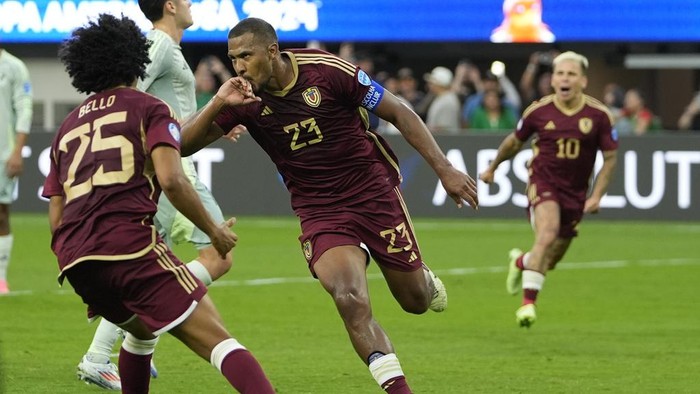 Venezuelas Salomon Rondon celebrates scoring his sides opening goal from the penalty spot during a Copa America Group B soccer match against Mexico, Wednesday, June 26, 2024, in Inglewood, Calif. (AP Photo/Ryan Sun)