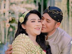 8 Foto Via Vallen Jalani Tradisi 7 Bulanan Tingkeban, Baby Bump Curi Atensi 8 Foto Via Vallen Jalani Tradisi 7 Bulanan Tingkeban, Baby Bump Curi Atensi