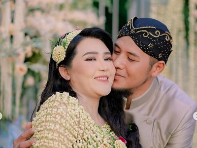 8 Foto Via Vallen Jalani Tradisi 7 Bulanan Tingkeban, Baby Bump Curi Atensi
