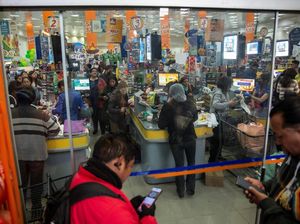 Warga Bolivia Serbu Supermarket dan ATM Saat Tegang Upaya Kudeta Warga Bolivia Serbu Supermarket dan ATM Saat Tegang Upaya Kudeta
