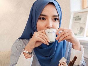 Pose Wirda Mansur Saat Belanja hingga Ngopi di Kafe Pose Wirda Mansur Saat Belanja hingga Ngopi di Kafe