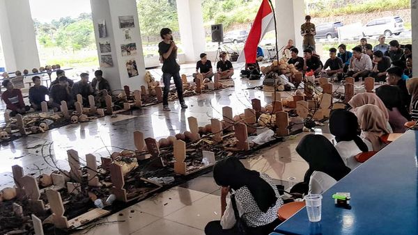 Aksi Mahasiswa Jambi Gelar Napak Tilas 26 Tahun Reformasi