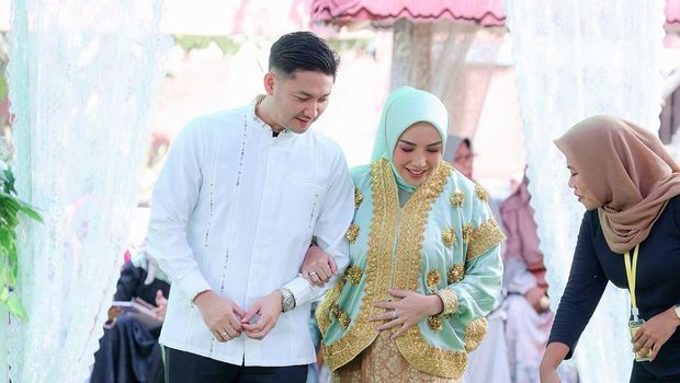 Angga Wijaya dan istri