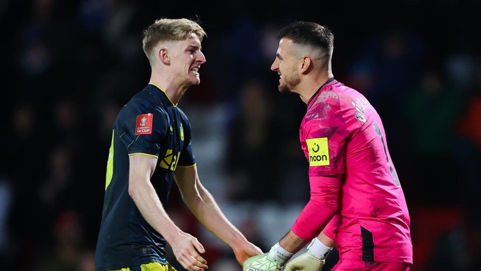 Anthony Gordon BLACKBURN, ENGLAND - FEBRUARY 27: Martin Dubravka of Newcastle United is mobbed by teammates after saving the final penalty in the shootout during the Emirates FA Cup Fifth Round match between Blackburn Rovers and Newcastle United at Ewood Park on February 27, 2024 in Blackburn, England. (Photo by James Gill - Danehouse/Getty Images)