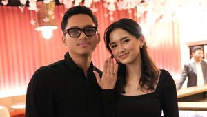 7 Potret Romantis Azriel Hermansyah Lamar Sarah Menzel di Depan Keluarga