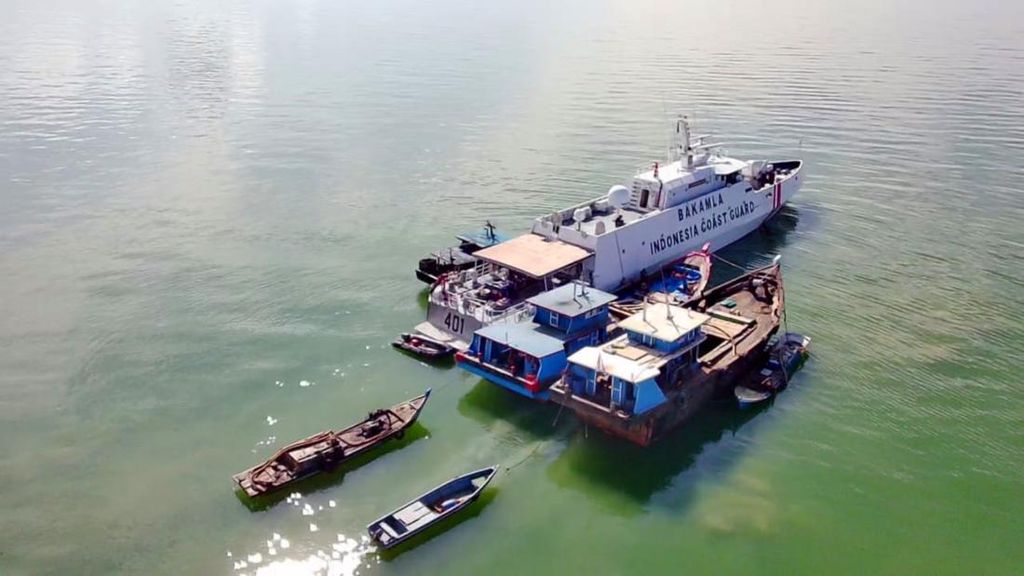 Bakamla RI Geledah Tiga Kapal Tambang Pasir Ilegal di Perairan Karimun Bakamla RI Geledah Tiga Kapal Tambang Pasir Ilegal di Perairan Karimun