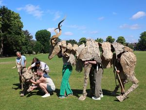 Boneka Hewan Raksasa Kampanyekan Perubahan Iklim