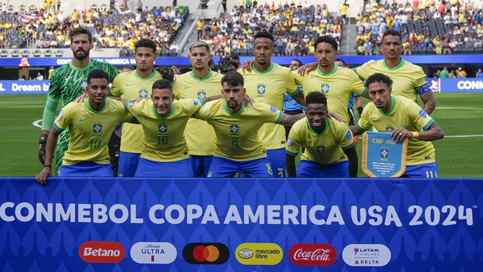 Players of Brazil line up for a team photo before a Copa America Group D soccer match against Costa Rica Monday, June 24, 2024 in Inglewood, Calif. (AP Photo/Ryan Sun)