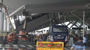 Diguyur Hujan Deras, Atap Bandara Indira Gandhi New Delhi Ambruk