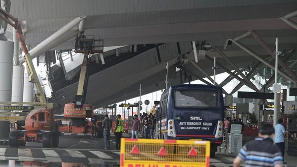 Diguyur Hujan Deras, Atap Bandara Indira Gandhi New Delhi Ambruk