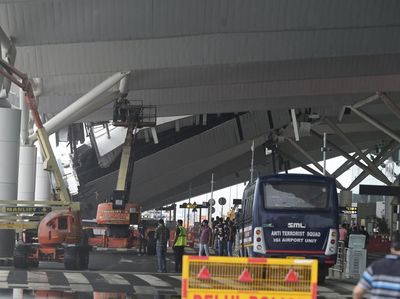 Diguyur Hujan Deras, Atap Bandara Indira Gandhi New Delhi Ambruk