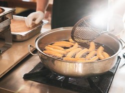 Marah Tak Kebagian Churros, Pria Ini Berakhir Tumpahkan Minyak Panas