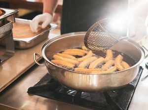 Marah Tak Kebagian Churros, Pria Ini Berakhir Tumpahkan Minyak Panas Marah Tak Kebagian Churros, Pria Ini Berakhir Tumpahkan Minyak Panas